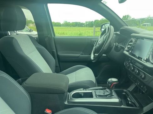 Used 2020 Toyota Tacoma TRD Sport w/ TRD Premium Sport Package AWD/4WD image 16