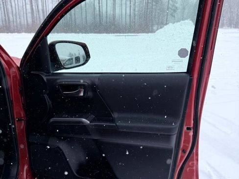 Used 2018 Toyota Tacoma TRD Off-Road w/ Technology Package image 19