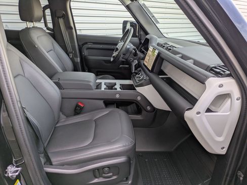 Used 2025 Land Rover Defender 110 S image 34