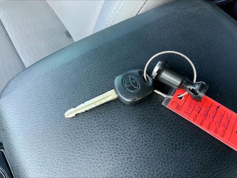 Used 2017 Toyota Tacoma SR RWD image 13
