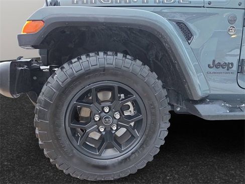 Used 2025 Jeep Gladiator Sport image 4
