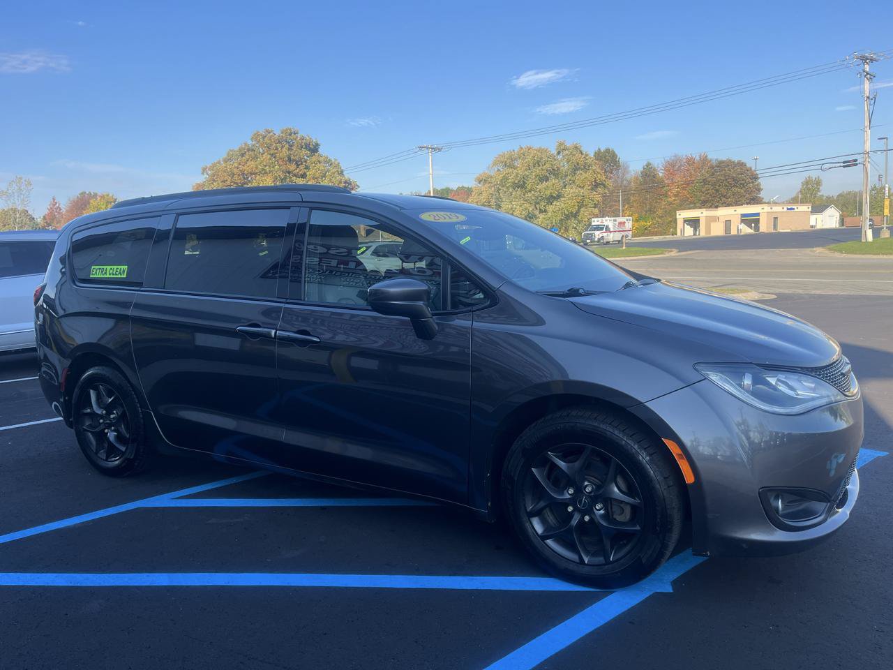 Used 2019 Chrysler Pacifica Touring-L w/ S Appearance Package FWD image 3
