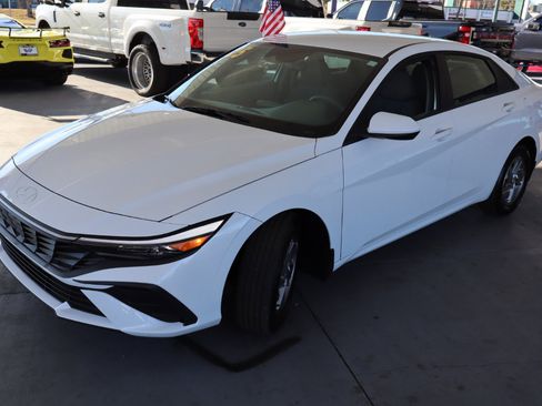 Used 2025 Hyundai Elantra SE image 9