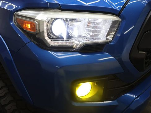 Used 2018 Toyota Tacoma TRD Sport AWD/4WD image 28