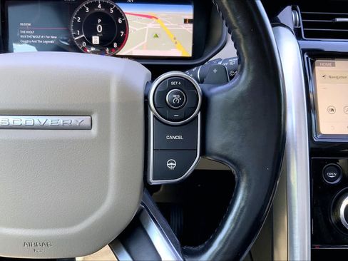 Used 2018 Land Rover Discovery HSE AWD/4WD image 25