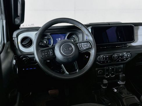 Used 2024 Jeep Wrangler Unlimited w/ Convenience Group AWD/4WD image 17