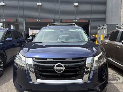 Used 2024 Nissan Pathfinder SL w/ SL Premium Package image 2