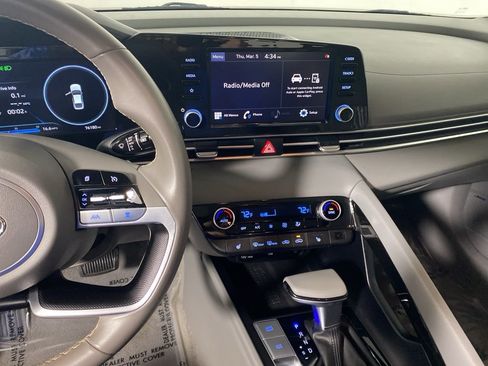 Used 2022 Hyundai Elantra SEL w/ Convenience + Premium Package image 16