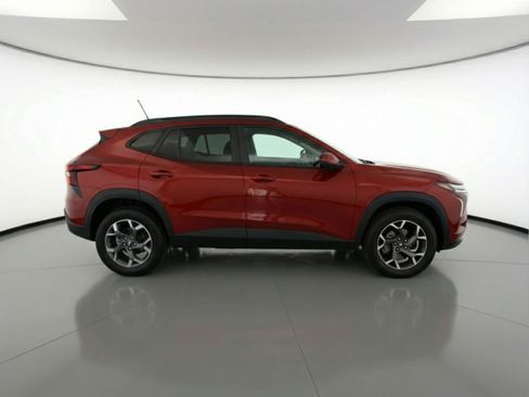 Used 2025 Chevrolet Trax LT w/ LT Convenience Package image 8