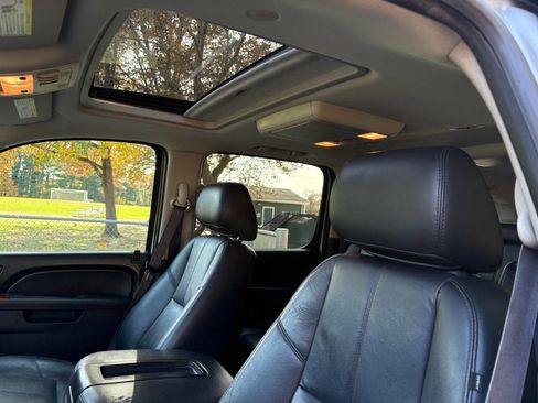 Used 2013 Chevrolet Suburban LT image 18