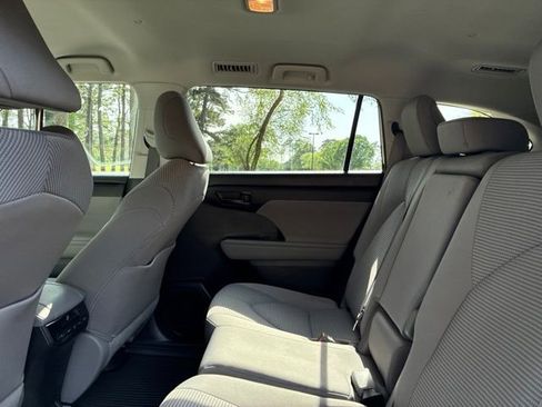 Used 2023 Toyota Highlander L FWD image 18