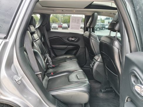 Used 2019 Jeep Cherokee Trailhawk w/ Comfort & Convenience Group AWD/4WD image 13