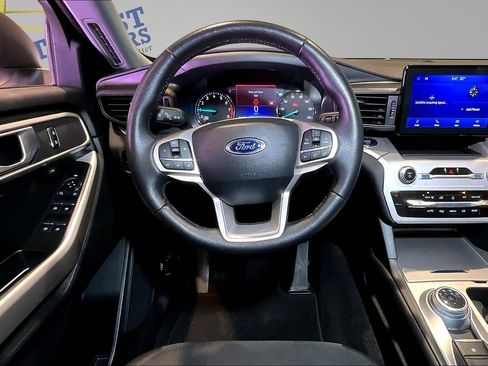 Used 2023 Ford Explorer XLT AWD/4WD image 9