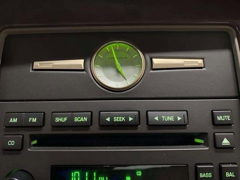 Used 2005 Lincoln Town Car Signature image 40