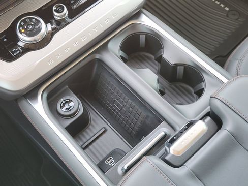 New 2025 Ford Expedition Active image 19