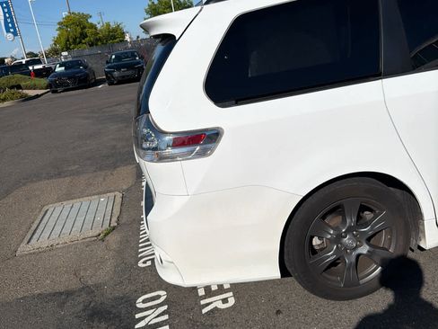 Used 2017 Toyota Sienna SE FWD image 14