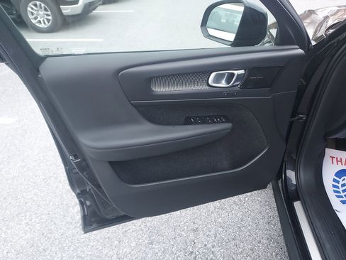 Used 2021 Volvo XC40 P8 Recharge image 13