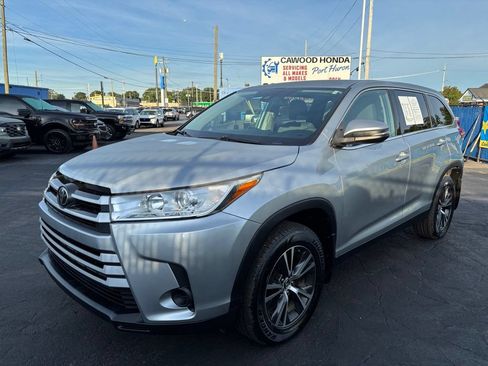 Used 2019 Toyota Highlander LE AWD/4WD image 7