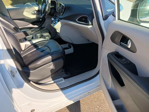 Used 2023 Chrysler Pacifica Touring-L FWD image 10