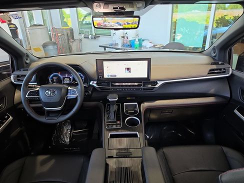 Used 2025 Toyota Sienna XSE AWD/4WD image 25