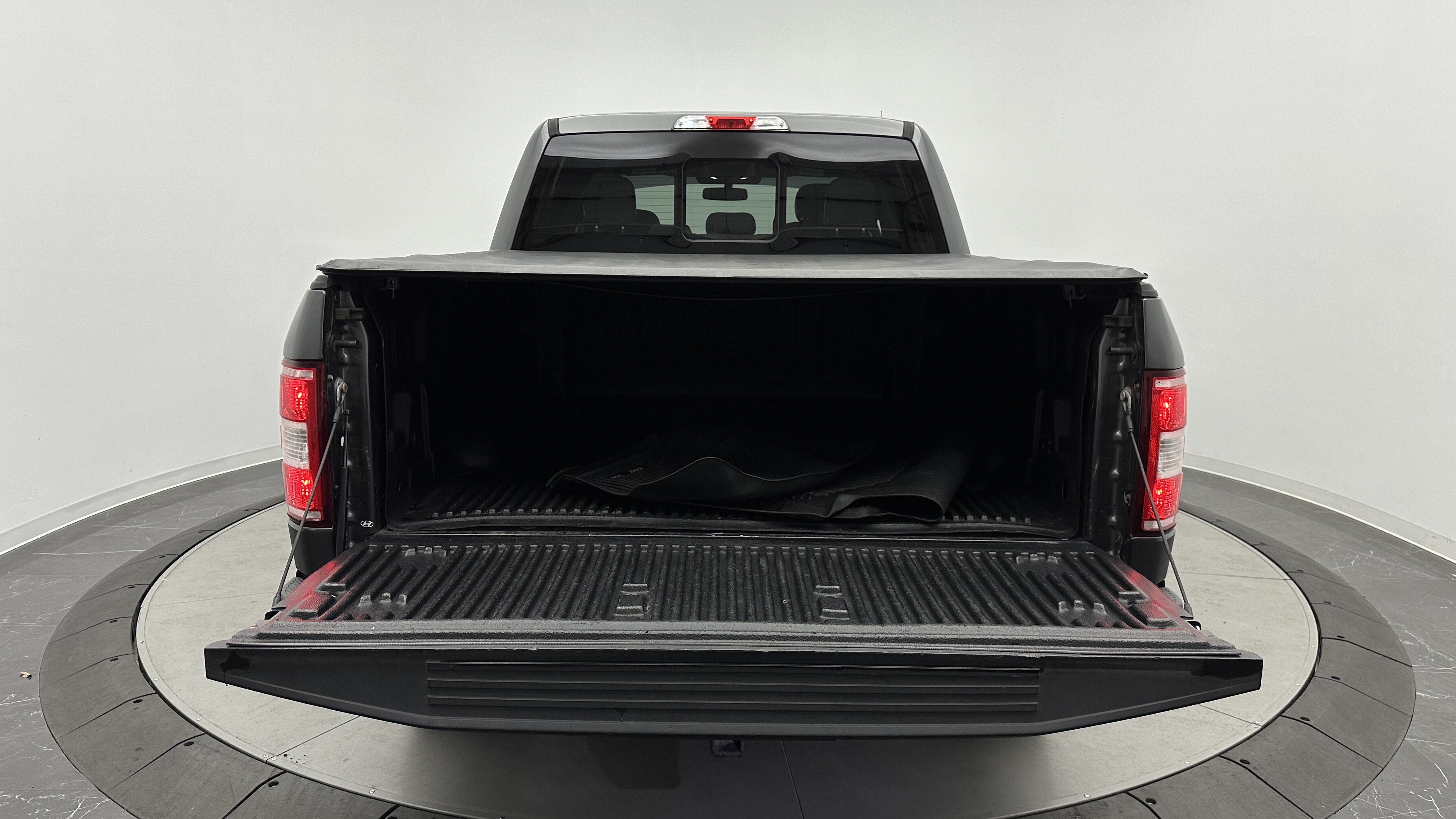 Used 2018 Ford F150 Lariat RWD image 26