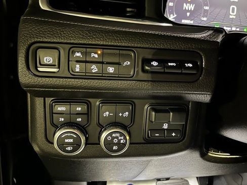 Used 2022 GMC Yukon Denali w/ Denali Premium Package image 34