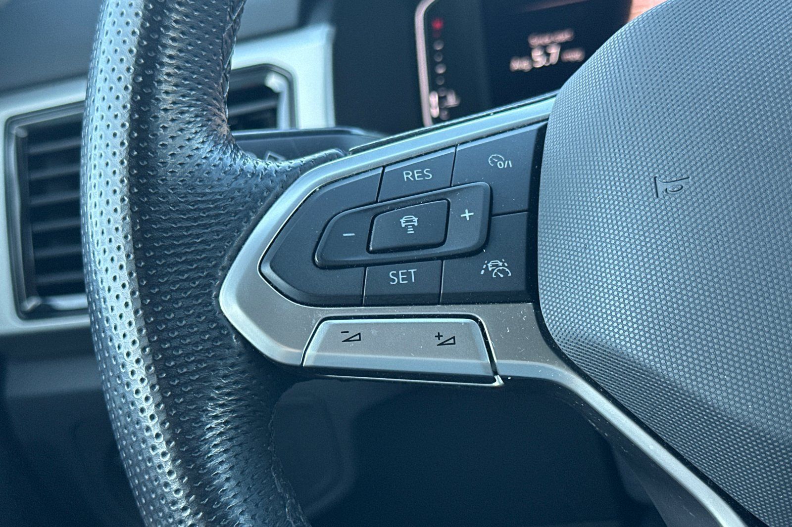 Used 2022 Volkswagen Atlas SEL R-Line AWD/4WD image 35