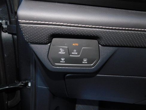 Used 2025 Volkswagen Atlas Cross Sport SE image 22