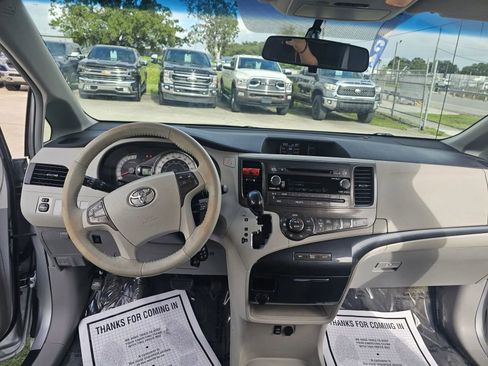 Used 2011 Toyota Sienna SE image 17