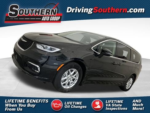 Used 2024 Chrysler Pacifica Touring-L FWD image 1
