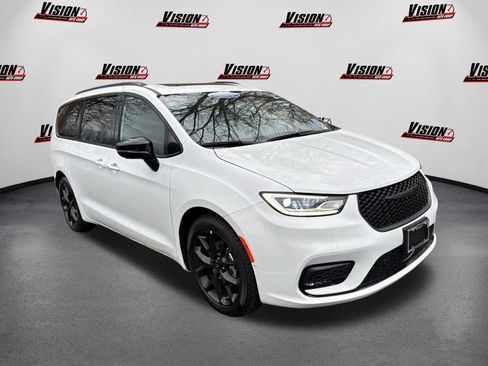 Used 2024 Chrysler Pacifica Limited w/ S Appearance Package image 3