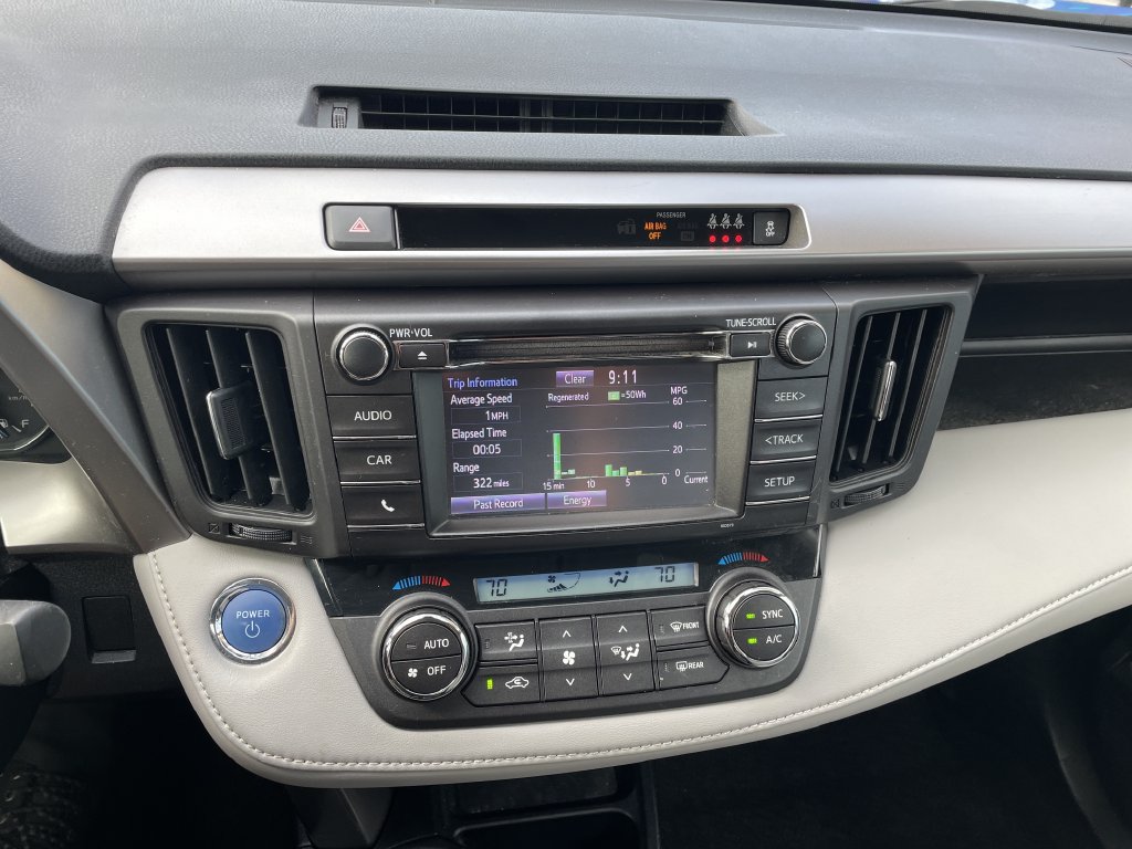Used 2018 Toyota RAV4 LE AWD/4WD image 18