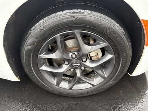 Used 2018 Chrysler Pacifica Touring-L Plus w/ S Appearance Package image 10