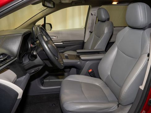 Used 2021 Toyota Sienna XLE image 11