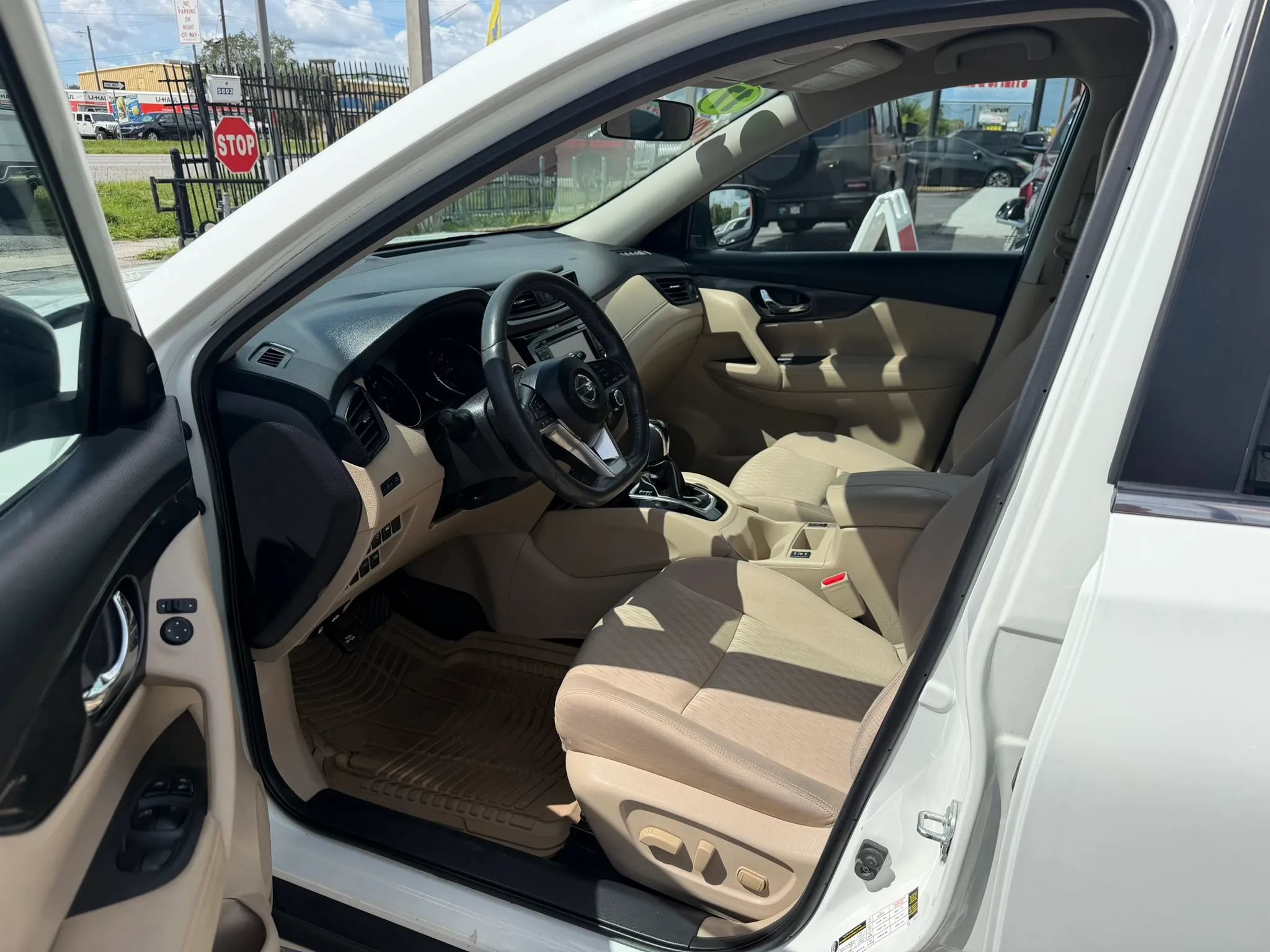 Used 2017 Nissan Rogue SV w/ SV Premium Package FWD image 8