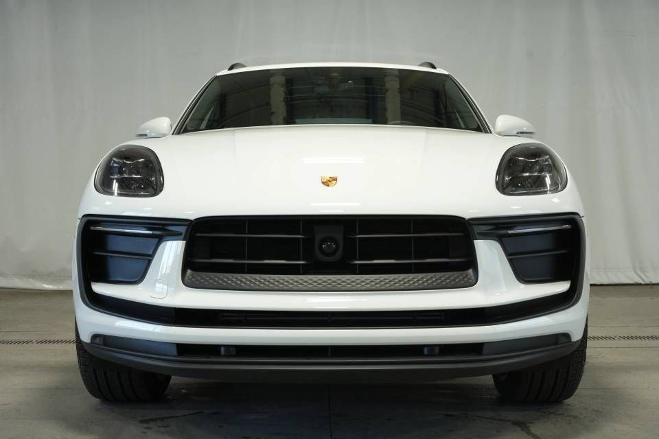 Certified 2026 Porsche Macan AWD/4WD image 11