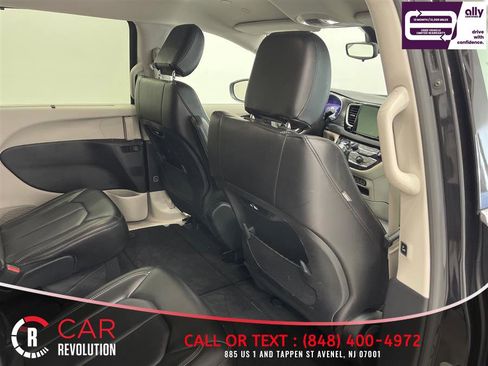 Used 2023 Chrysler Pacifica Touring-L FWD image 46