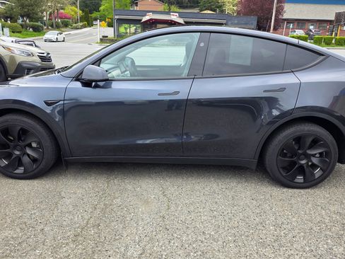 Used 2024 Tesla Model Y Long Range AWD/4WD image 21