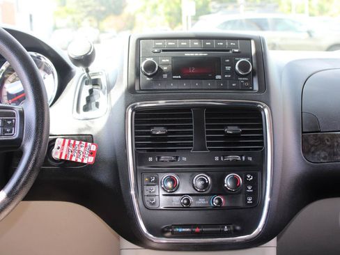 Used 2016 Dodge Grand Caravan SXT FWD image 10