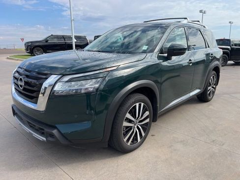 Used 2024 Nissan Pathfinder Platinum image 3