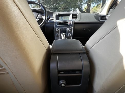 Used 2016 Volvo V60 T5 Premier w/ Convenience Package image 38