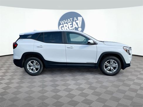 Used 2024 GMC Terrain SLE image 2