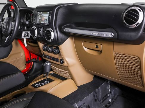 Used 2017 Jeep Wrangler Unlimited Sahara w/ Connectivity Group AWD/4WD image 41