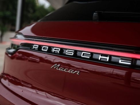 Certified 2025 Porsche Macan AWD/4WD image 14