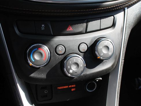 Used 2019 Chevrolet Trax LT w/ LT Convenience Package image 32