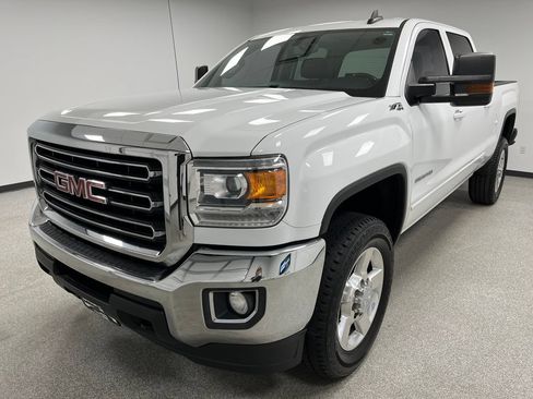 Used 2017 GMC Sierra 2500 SLE w/ HD SLE Preferred Plus Package AWD/4WD image 4