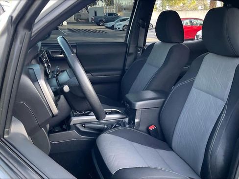 Used 2022 Toyota Tacoma TRD Off-Road image 25