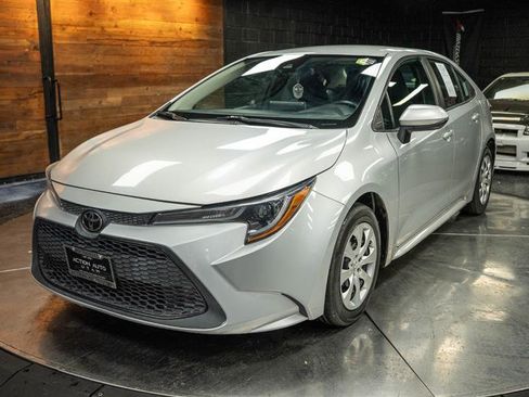 Used 2021 Toyota Corolla LE image 2