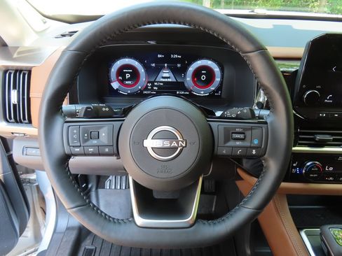 Used 2024 Nissan Pathfinder Platinum w/ Cargo Package AWD/4WD image 22