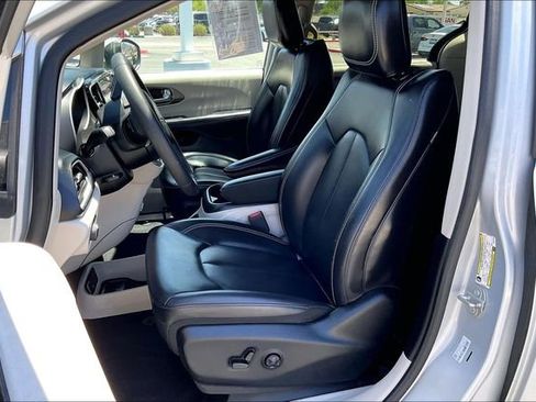 Used 2023 Chrysler Pacifica Touring-L FWD image 24